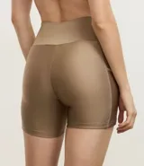 Bermuda deportiva femenina de corte ajustado, color marrón claro con acabado satinado. Presenta pretina ancha y tiro alto.