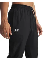 Pantalón cargo deportivo Under Armour Vibe Woven de color negro, con cintura elástica, bolsillos laterales amplios con solapa y puños elastizados en los tobillos. Confeccionado con tejido elástico y liviano con tecnología UA Storm que repele el agua.