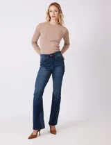 Jean elastizado marca Sound Style, color azul, de tiro alto y pierna bootcut. Cuenta con pretina con pasadores, botón y cierre, y bolsillos delanteros y traseros.