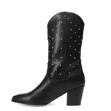 Botas negras de caña alta con taco cuadrado y punta fina. Presenta tachas plateadas en la caña.