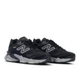Championes urbanos New Balance modelo 9060, color negro con detalles en gris. Presentan un diseño robusto con tecnología Cordura, combinando materiales de gamuza y malla, con el logo N característico en los laterales y una entresuela esculpida de gran volumen.