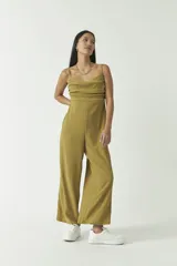 Mono largo de color verde oliva, con escote drapeado y tirantes finos. Presenta un corte holgado en las piernas y una textura ligeramente arrugada en la tela.