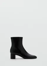 Botines negros de diseño clásico con cierre lateral y punta fina.