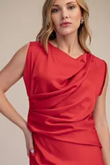 Vestido largo de satén rojo con escote drapeado, sin mangas y corte recto que cae suavemente sobre la figura.