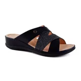 Sandalia baja negra con dos tiras cruzadas en el empeine, una lisa y otra con textura brillante.