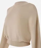 Blusa de mangas largas color verde esmeralda, confeccionada en tejido de punto con viscosa sostenible, cuello redondo y rib en puños y bajo.