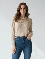 Buzo color beige con cuello redondo y lentejuelas doradas bordadas en la parte superior.