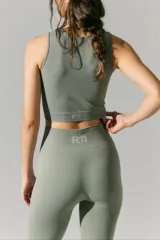 Legging deportiva de tiro alto confeccionada en tejido seamless (sin costuras) con textura acanalada. Presenta un diseño ajustado al cuerpo y logo R11 en la parte trasera de la cintura.