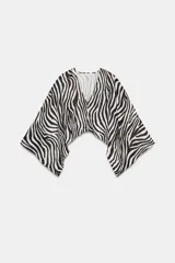 Kimono asimétrico de manga larga amplia y escote pico, confeccionado en tejido con lino, con estampado de cebra.