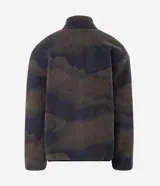 Campera de sherpa con estampado camuflado en tonos marrones y grises, de corte oversize y manga larga. Presenta cuello alto, cierre frontal completo y un bolsillo frontal contrastante en color negro con cierre.