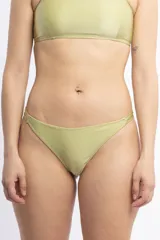 Bombacha de bikini estilo less, color verde oliva brillante, forrada y con tiras laterales ajustables.