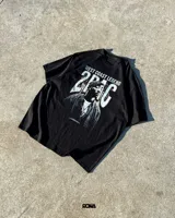 Remera negra de algodón con estampado de Tupac Shakur y la leyenda "West Coast Legend".