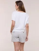 Buzo tejido de punto fino Allie Rose, de color blanco, con sutil textura acanalada horizontal, escote redondo amplio, manga corta holgada con caída y silueta relajada.