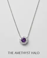 Collar de plata 925 con dije circular tipo flor, compuesto por una circonia central de color violeta rodeada por pequeñas circonias blancas brillantes.