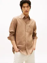 Camisa de manga larga de corte regular Tommy Hilfiger, color marrón claro, con cuello abotonado, cierre frontal de botones y un bolsillo de parche en el pecho con el logo bordado de la marca.