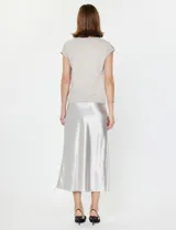 Blusa plateada de satén con cuello drapeado y espalda tejida.