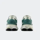 Championes urbanos New Balance modelo 9060, color verde azulado con detalles en blanco, confeccionados en gamuza y malla, con logo "N" característico en los laterales y entresuela con amortiguación ABZORB y SBS.