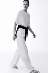 Pantalón de corte holgado en tejido liviano de mezcla de lino. Modelo de tiro alto con cintura elástica y cordón para ajustar fino, bolsillos laterales discretos y piernas rectas.