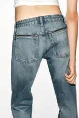 Jeans de tiro bajo y corte straight, color azul con efecto deslavado y costuras decorativas en la parte delantera.