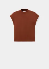 Jersey de punto fino color marrón, con cuello perkins y mangas cortas. Presenta un diseño entallado y minimalista.