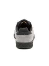 Championes Caterpillar modelo Pause Retro T-Toe, color gris. Confeccionados en cuero gamuzado, cuentan con suela de goma negra con textura hexagonal, cierre mediante cordones y logo de la marca en el lateral y la lengüeta.