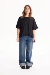 Blusa de lino color crudo, de manga corta con detalles de volados en las mangas y en el ruedo.