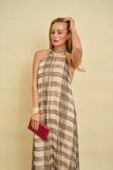 Vestido largo de gasa estampado a cuadros en tonos beige y negro, con cuello halter y diseño fluido.