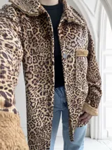 Sobrecamisa de pana color beige con estampado animal print de leopardo, cuello camisero, cierre con botones y puños con detalle de piel sintética.