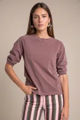 Remera de algodón lavado color malva, de calce ajustado y mangas 3/4 abuchonadas con puños elásticos.