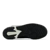 Championes New Balance 550 de cuero sintético negro con detalles en gris y blanco.