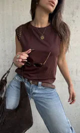 Remera sin mangas color chocolate, con detalle de tachas metálicas doradas en los hombros.