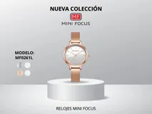 Reloj Mini Focus para mujer con caja redonda color oro rosa, dial plateado con agujas y marcadores de hora en oro rosa, y malla milanesa de acero inoxidable color oro rosa.