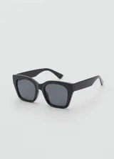 Lentes de sol Mossi de diseño cuadrado, con montura de pasta negra y cristales oscuros.