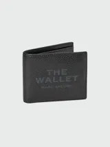Billetera Marc Jacobs modelo The Billfold, color negro, con diseño plegable de cuero texturizado y estampado frontal en relieve con el texto "The Wallet" y la marca.