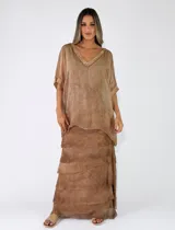 Blusa de viscosa color mostaza, con escote en V, mangas cortas holgadas y diseño amplio.