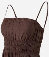 Vestido midi de viscosa certificada, color marrón oscuro, con escote recto y breteles finos. Presenta un canesú fruncido con efecto smock o lastex en el busto y falda de corte amplio.