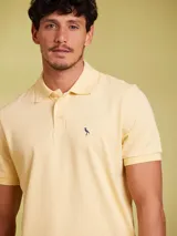 Remera polo salmón de corte regular, confeccionada en algodón. Presenta cuello clásico con botones y logo bordado en el pecho.