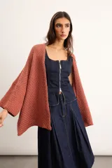 Saco tejido de punto con silueta oversize, color salmón, de manga caída y largo por debajo de la cadera.