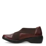 Zapatos casuales de mujer color negro, confeccionados en cuero con paneles elásticos cruzados en el empeine para un ajuste cómodo. Presentan una suela de plataforma baja y diseño sin cordones.