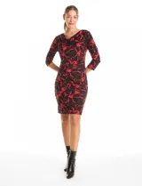 Vestido corto de seda fría con estampado floral en tonos rojo y negro. Presenta cuello volcado, mangas tres cuartos y un detalle de drapeado lateral en la cintura.