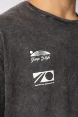 Remera de algodón con efecto lavado, color marrón, de corte holgado y manga corta. Presenta pequeños estampados gráficos en el pecho.