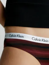 Bombacha clásica Calvin Klein de algodón elástico a rayas horizontales en tonos borgoña y negro, con cintura elástica blanca con logo de la marca.