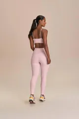 Conjunto deportivo de dos piezas en color rosado, compuesto por una calza larga de tiro alto y un top corto de tirantes finos.