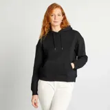 Buzo negro liso con capucha, cordones ajustables y bolsillo tipo canguro.