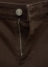 Jeans de tiro medio y corte flare con diseño crop. Presentan cinco bolsillos, cierre de cremallera con botón, trabillas en la cintura y bajo deshilachado.