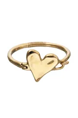 Pulsera semirrígida de aleación de metales bañada en oro 18k, con un dije central en forma de corazón irregular y un cierre tipo gancho. El brazo de la pulsera presenta una sección con espiralado decorativo.