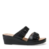 Sandalias de plataforma con taco cuña, color beige con textura tipo reptil. Presentan dos tiras anchas ajustables con hebillas metálicas doradas y plantilla acolchada.