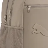 Mochila Puma color tostado con detalles en negro. Tiene dos compartimentos principales con cierre, un bolsillo frontal con cierre, dos bolsillos laterales de malla y logo de Puma en relieve.