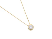 Collar dorado con cadena fina y dije circular con circonia engarzada.
