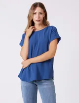Blusa de crepe color blanco, con cuello redondo a la base y mangas cortas con detalle de presilla y botón en el borde.
